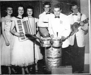 En 1956 à l’auberge, les sœurs Huard et leurs musiciens