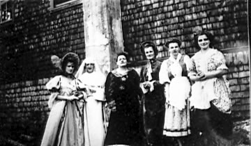 Pièce de théâtre en 1940, de gauche à droite, Gloria Gauthier, Grasiella Proulx, Mme Varin, Georgette Painchaud, Pierrette Godmer, Hedwidge Kahlé.