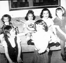 Fête d’enfants chez Thérèse Painchaud, en avant Nicole Deslauriers et Marie André Painchaud, à l’arrière Marie-Claude Beaulieu, Josée Painchaud, Manon Beaulieu et Stella Leney