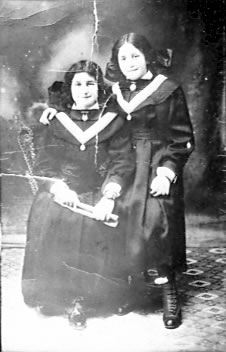 Antonia Gauthier et une copine en 1910