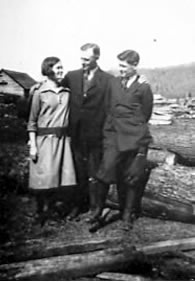 Dans la cours du moulin, Georges Painchaud et ses deux enfants Jeanette et Robert en 1924