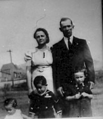 Jos Gauthier et sa femme Eliable, leurs enfants Monique, Jacques et Carmen