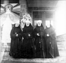 Anciennes enseignantes à notre école, Sr Marie Célina, Sr Marie Roméo, Sr Marie Eugène du Sacré Cœur et Sr Marie Norbert, religieuse de Ste-Anne