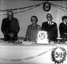 Curé Caplette et M. et Mme Ernest Beaulieu lors de leur 50 ième anniversaire de mariage