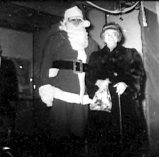 Lors du dépouillement de l’arbre de Noël au sous-sol de l’église Jean Duval Était le Père Noël, et Mme Proulx venait chercher son sac de bonbons.