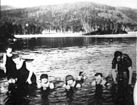 Baignade à l’encienne plage, la petite, Georgette Painchaud en 1925