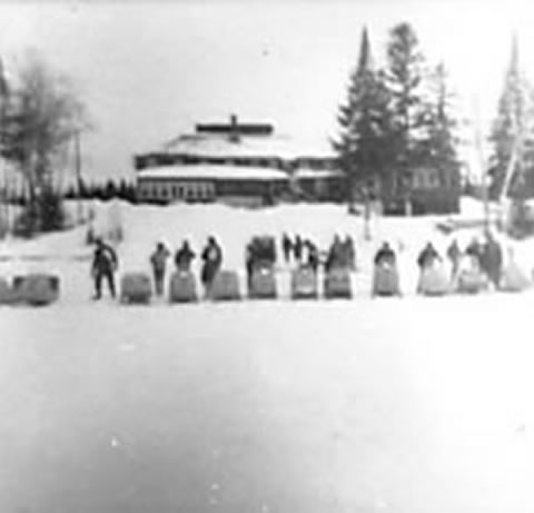 Course de moto-neige à l’auberge en 1965